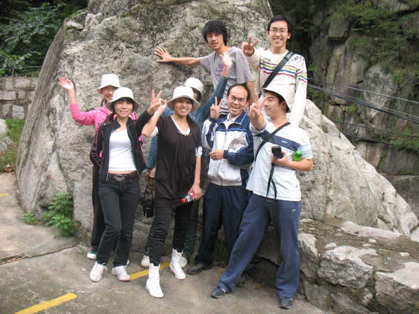 商务部在尧山门口合影